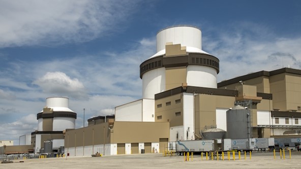 Jedrska elektrarna Vogtle 3 je začela s komercialnim obratovanje, kmalu se ji bo pridružila tudi enota Vogtle 4 (v ozadju)
Vir: WNN